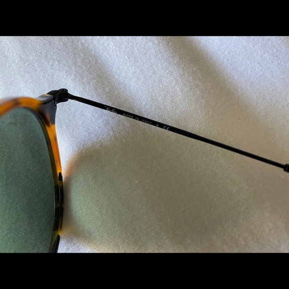 Ray-Ban Round Fleck Sunglasses - Picture 4 of 8